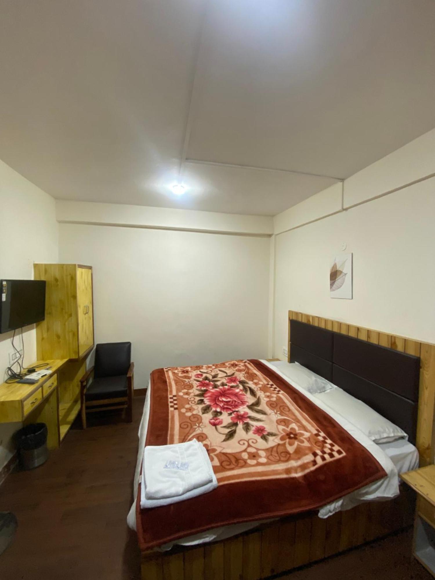 The Prasher Lodge Mall Road Manali Εξωτερικό φωτογραφία