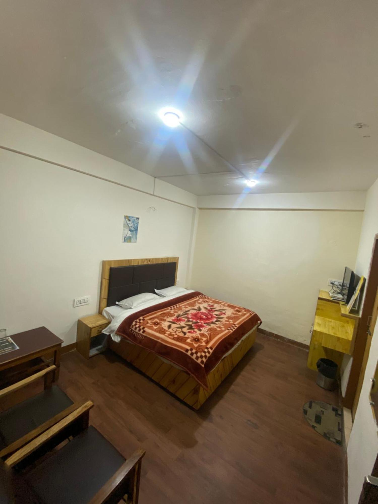 The Prasher Lodge Mall Road Manali Εξωτερικό φωτογραφία