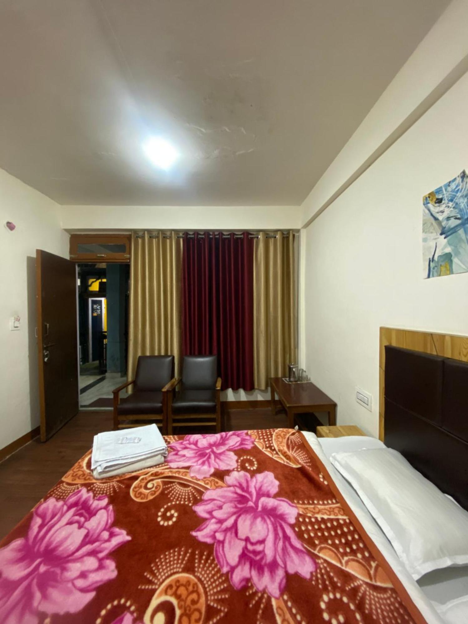The Prasher Lodge Mall Road Manali Εξωτερικό φωτογραφία