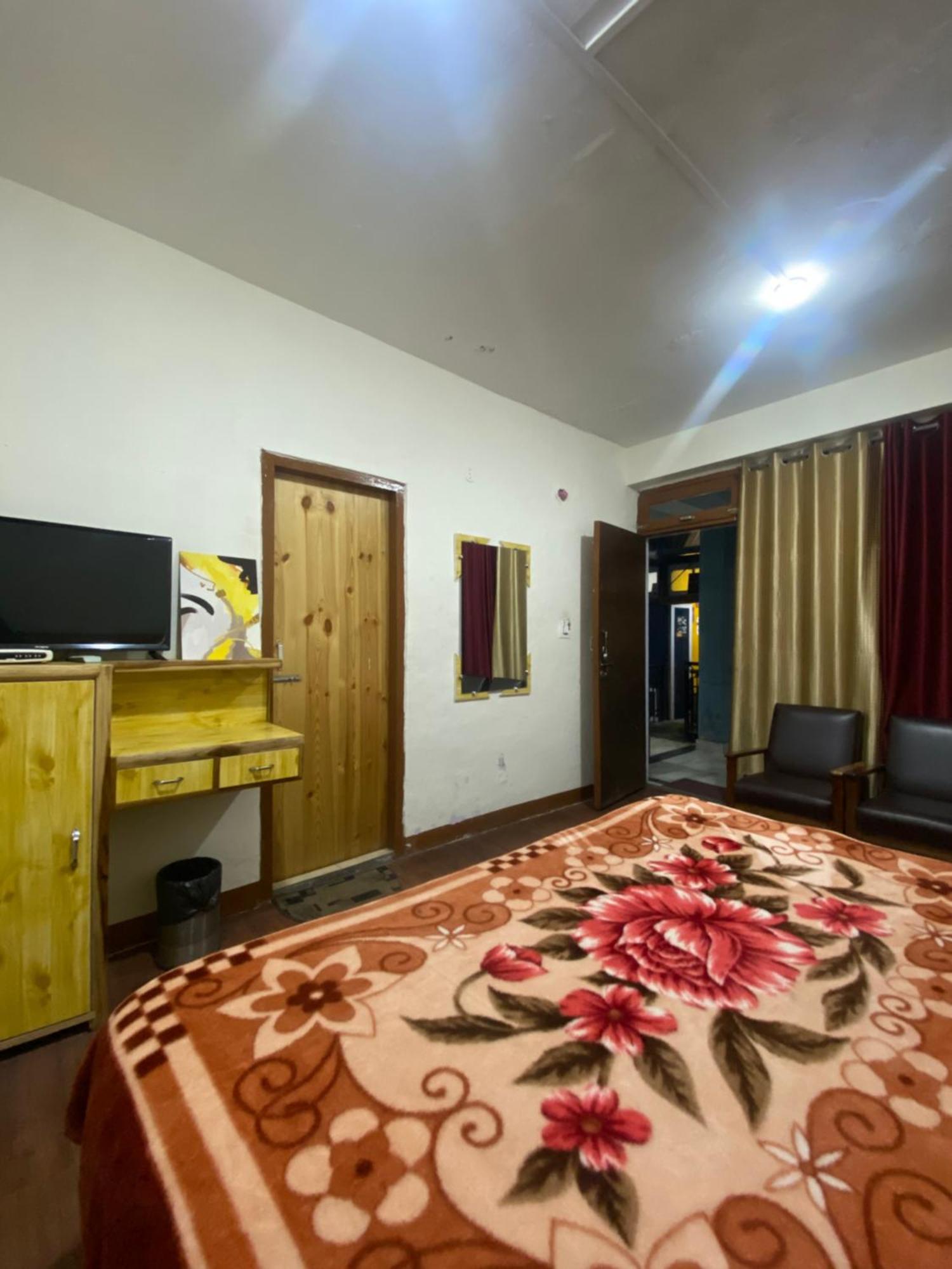 The Prasher Lodge Mall Road Manali Εξωτερικό φωτογραφία