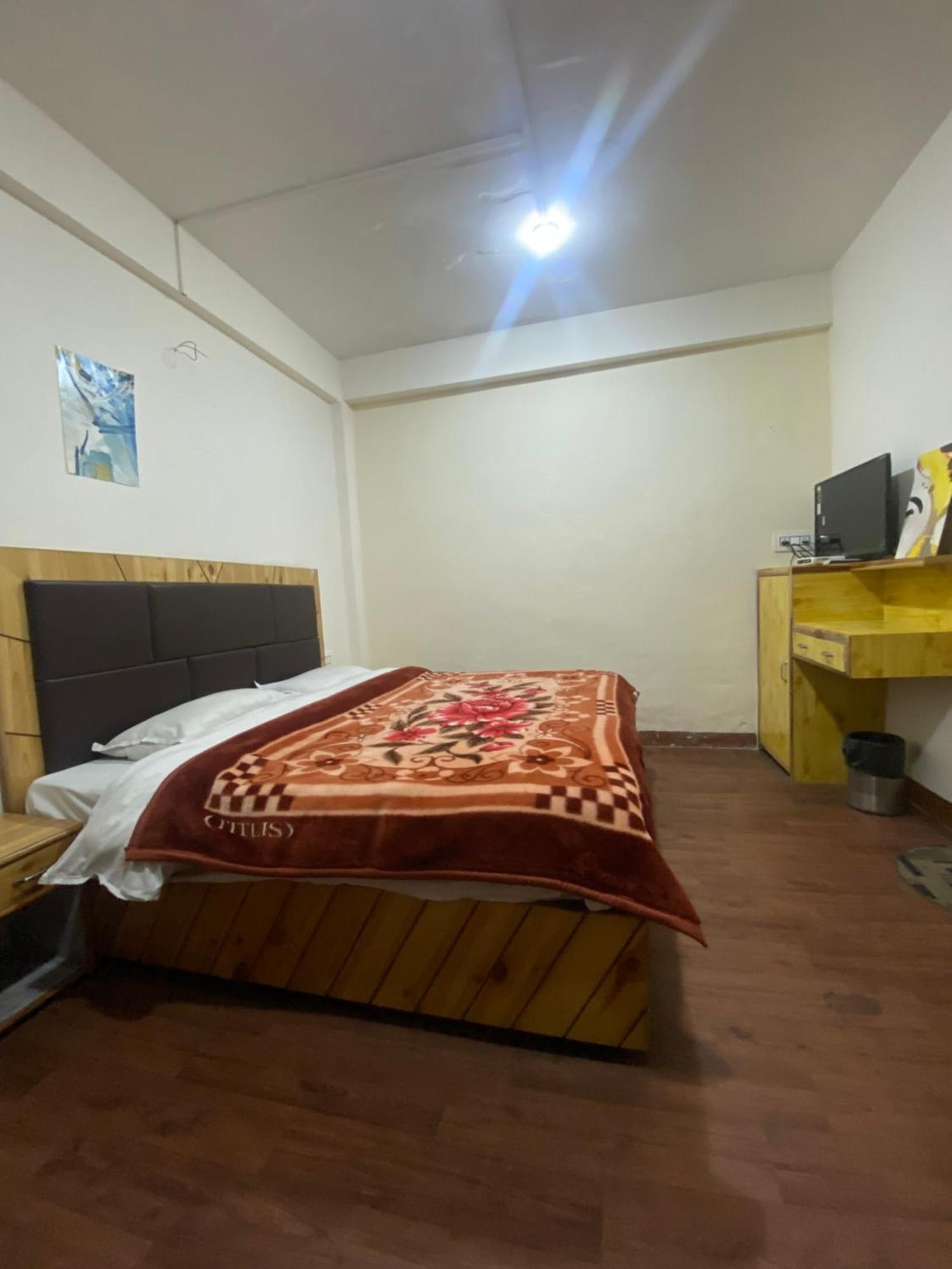 The Prasher Lodge Mall Road Manali Εξωτερικό φωτογραφία